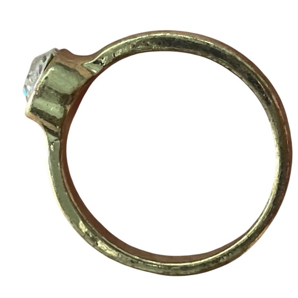 Vintage Gold Tone Metal Rhinestone Solitaire Ring Size 9 Clear Bezel Set Classic - Picture 5 of 6